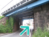 2.JR横浜線の高架の下をくぐってください。